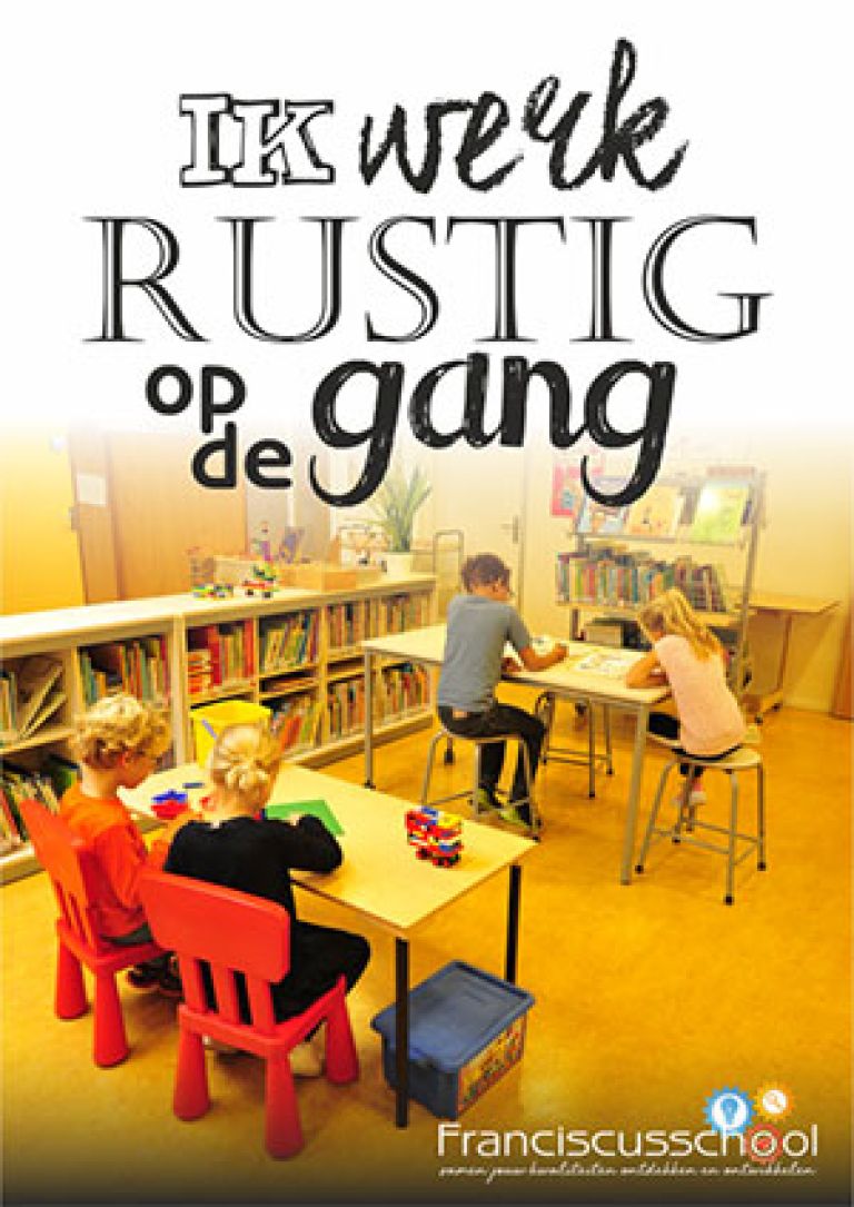 Ik werk rustig op de gang Kinderen werken rustig op de gang aan twee tafels
