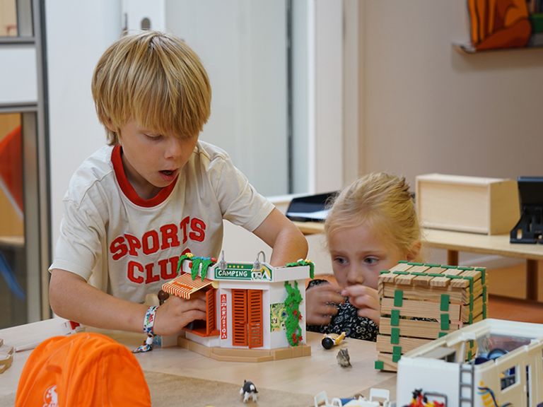 Thema camping Kinderen spelen in thema camping met Playmobile