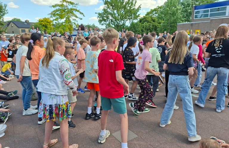 Dansende kinderen Dansende kinderen op het schoolplein