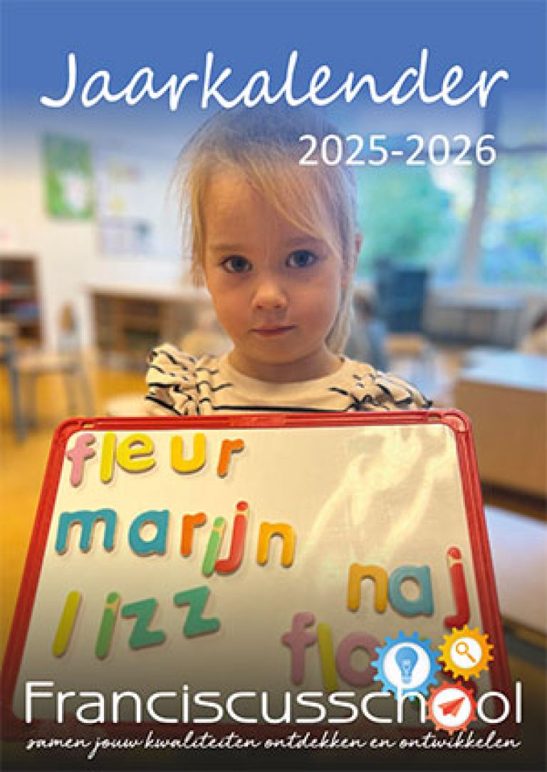 voorkant jaarkalender 2025-2026 kind met letterbord