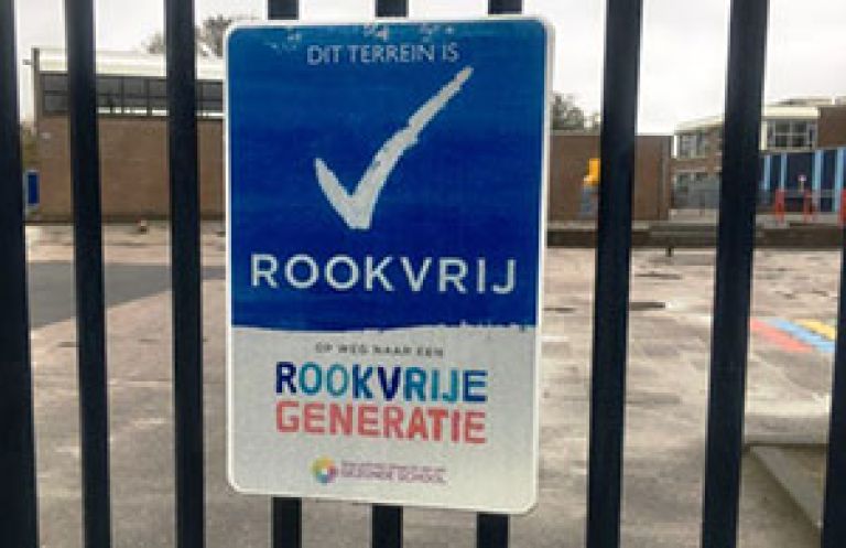 Bord rookvrije generatie Bord aan hek van rookvrije generatie