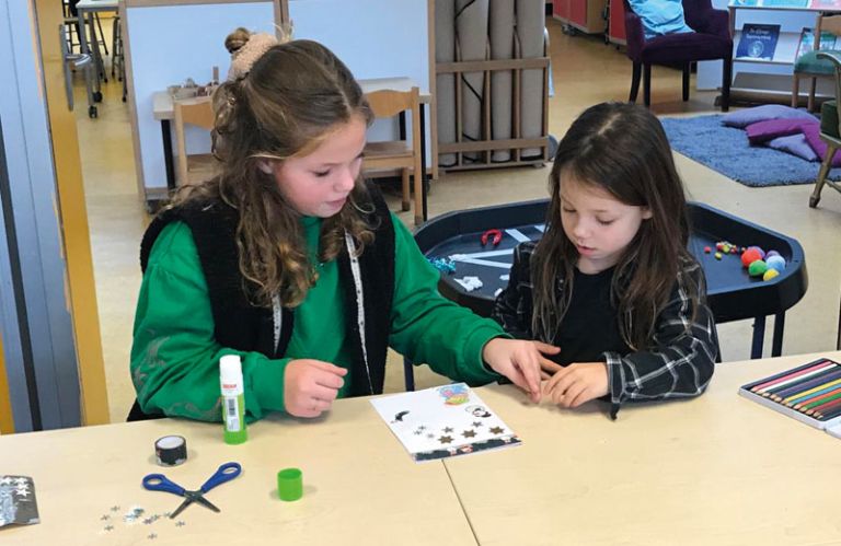 Knutselende kinderen Kinderen knutselen samen