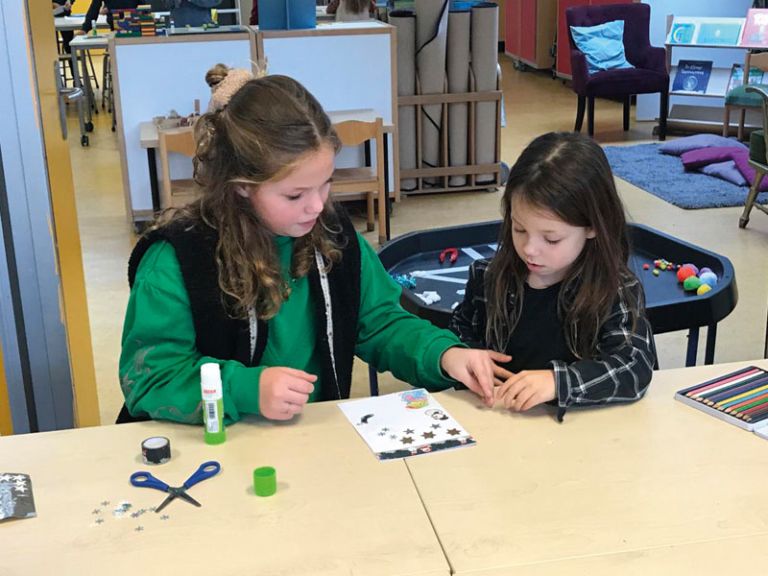 Knutselende kinderen Kinderen knutselen samen