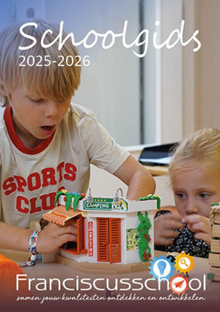 voorkant schoolgids 2025-2026 Twee kinderen spelen op een tafel