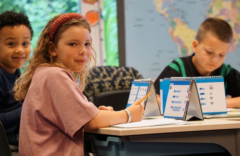 Werken aan schoolbank Kinderen werken aan schoolbank