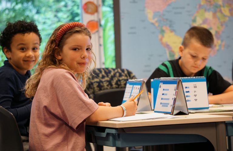 Werken aan schoolbank Kinderen werken aan schoolbank