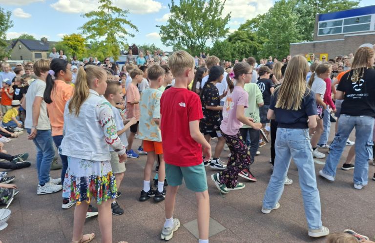Dansende kinderen Dansende kinderen op het schoolplein