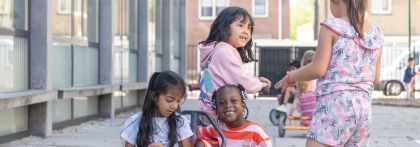 Meisjes spelen op het schoolplein.