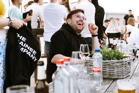 Lachende trainee bedrijfsuitje Lachende trainee bedrijfsuitje