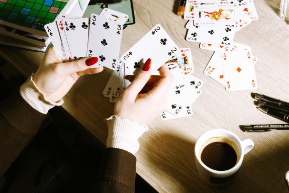 sollicitatiegesprek tips Young professional speelt kaarten