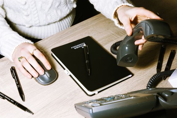 Wet DBA Trainee IT neemt telefoon op