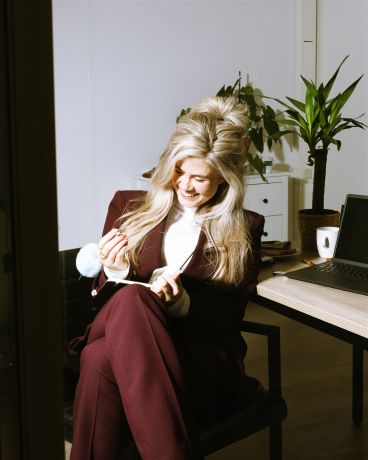 Untitled Session0428 Informatie manager schrijft noties op