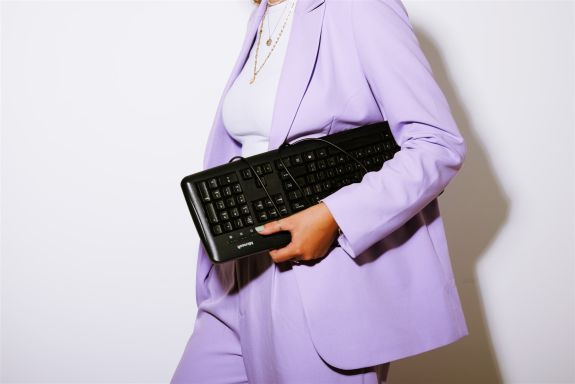 Young profesional loopt met laptop onder arm Young profesional loopt met laptop onder arm