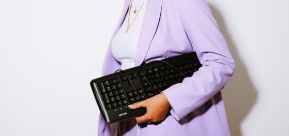 Young profesional loopt met laptop onder arm Young profesional loopt met laptop onder arm