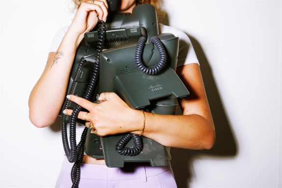 accountmanager Trainee finance houdt telefoons vast
