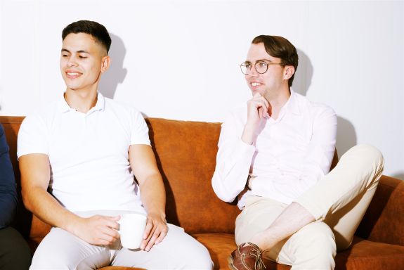 Young professionals zitten op bank 2 Young professionals zitten op bank 2