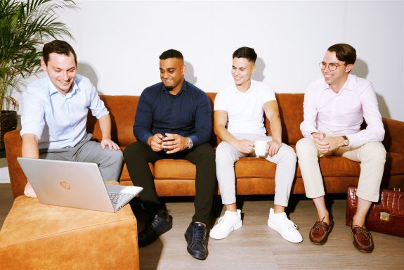 cv tips Trainees zitten op bank