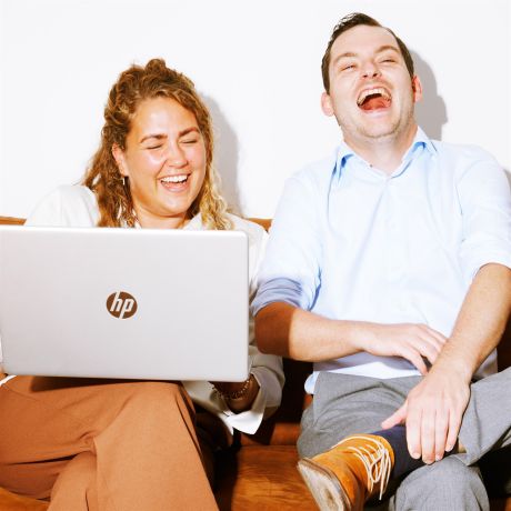 Young professionals met laptop op bank Young professionals met laptop op bank