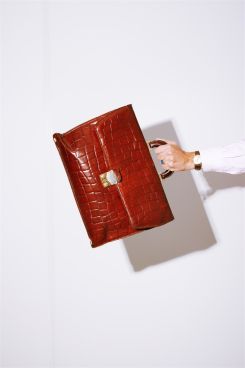 Trainee houdt tas vast Trainee houdt tas vast