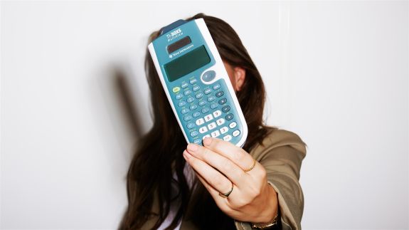 CSRD finance Young professional houdt rekenmachine vast