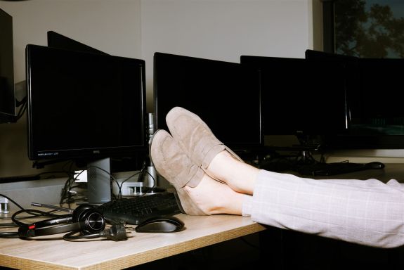 Voeten op bureau