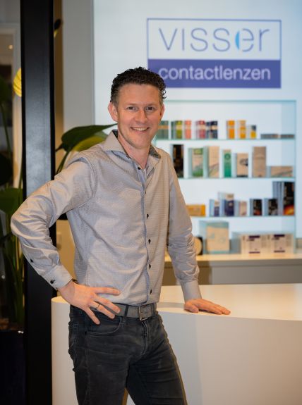 Quote uit klantreview van opdrachtgever bij Visser Contactlenzen, met portretfoto.