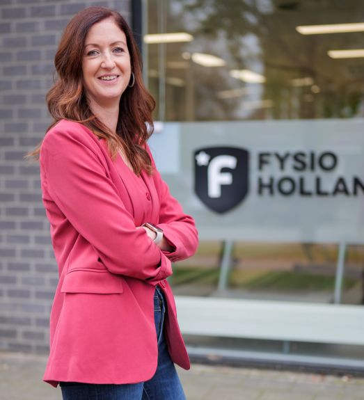 Klantreview van FysioHolland, met foto van medewerker, over samenwerking met Recroot.