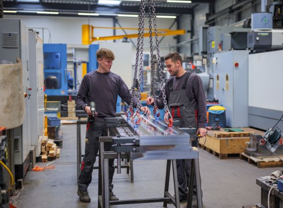 Team van Hopman Machinefabriek in de productiehal
