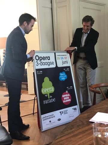 Wethouder Mike van der Geld en Martijn Versteeg (philharmonie zuidnederland) presenteren de poster van de Bossche Opera Driedaagse