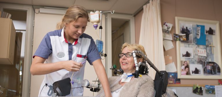Verpleegkundige voert beademingszorg uit bij client in verpleeghuis Pniel in Rotterdam Kralingen vacature verpleeghuiszorg Vrouwelijke verpleegkundige voert beademingszorg uit bij vrouwelijke client in verpleeghuis Pniel in Rotterdam Kralingen.