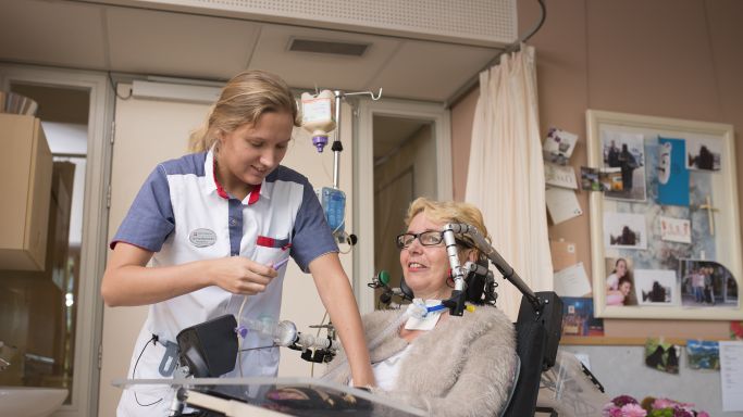 Verpleegkundige voert beademingszorg uit bij client in verpleeghuis Pniel in Rotterdam Kralingen vacature verpleeghuiszorg Vrouwelijke verpleegkundige voert beademingszorg uit bij vrouwelijke client in verpleeghuis Pniel in Rotterdam Kralingen.