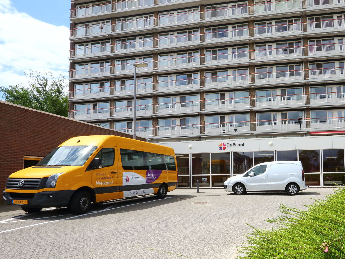 Buitenaanzicht van de voorgevel van verpleeghuis De Burcht in Rotterdam Buitenaanzicht van de voorgevel van verpleeghuis De Burcht in Rotterdam