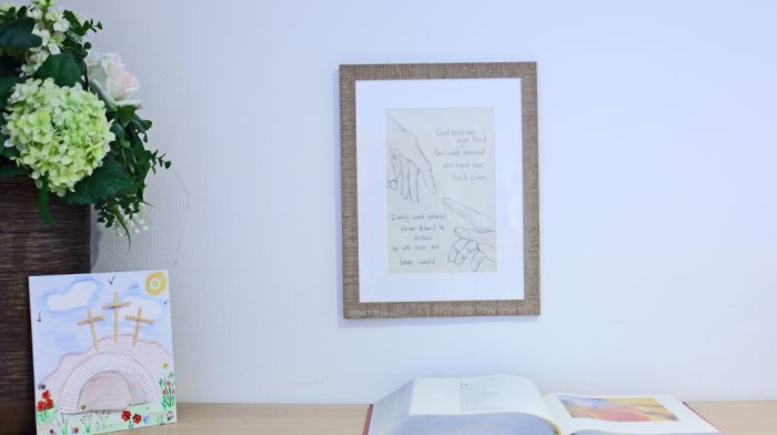Open bijbel ligt op tafel bij een christelijk schilderij Open bijbel ligt op tafel bij een christelijk schilderij