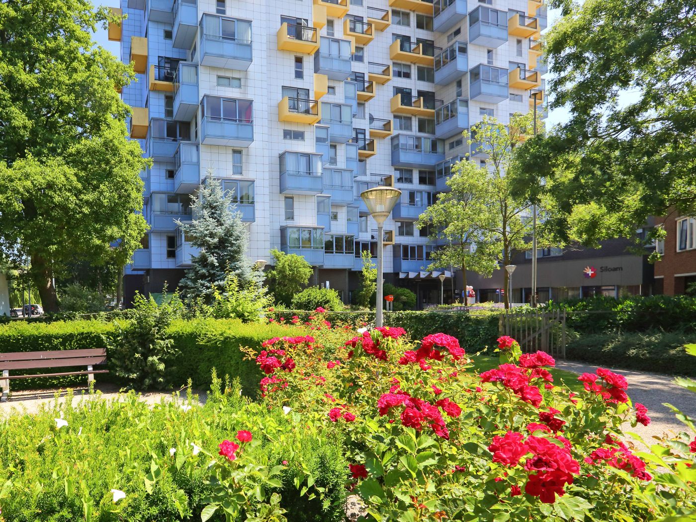 Christelijk verpleeghuis Siloam buitenaanzicht Buitenkant van het verpleeghuis Siloam met op de voorgrond de tuin