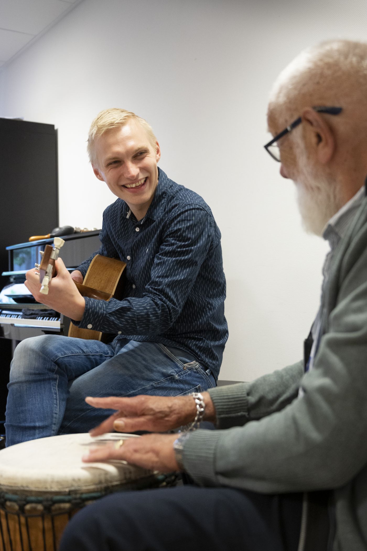 Muziektherapeut en bewoner met syndroom van Korsakov maken samen muziek in Korsakov expertisecentrum Slingedael in Rotterdam Muziektherapeut en bewoner met syndroom van Korsakov maken samen muziek in Korsakov expertisecentrum Slingedael in Rotterdam