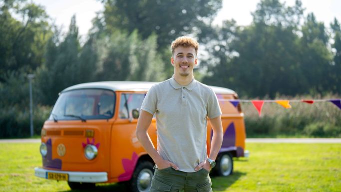 Jonge mannelijke hulpverlener Thijs Verschoor met bus vol waardering vacature hulpverlening zonderuniform ondersteuning Jonge mannelijke hulpverlener Thijs Verschoor met bus vol waardering vacature hulpverlening zonderuniform ondersteuning