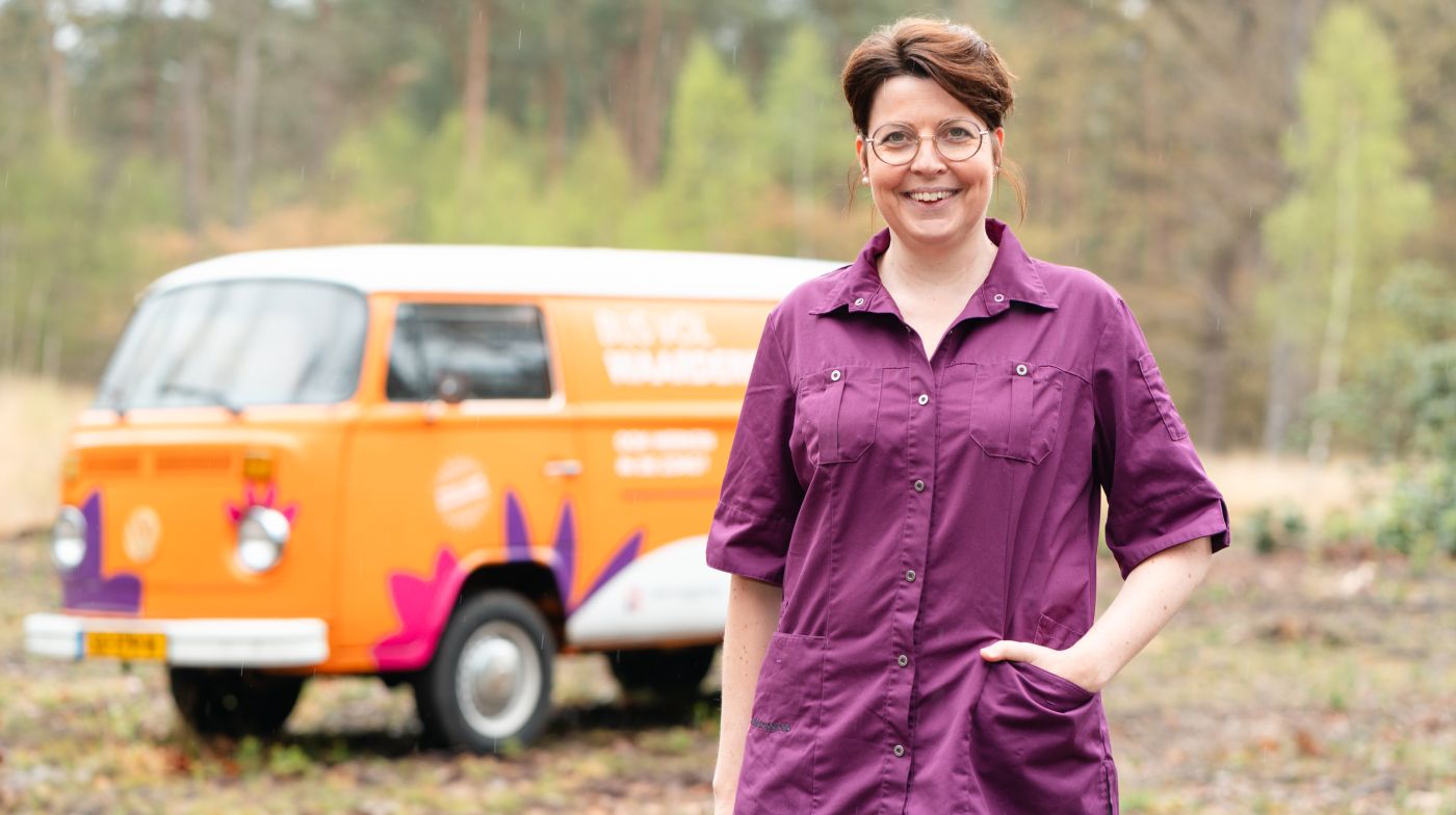 Werving vacature collega bus vol waardering portret Veluwe zorgjasje verpleeghuiszorg thuiszorg voor christelijke zorgorganisatie Lelie zorggroep Vrouw in zorgjasje staat voor bus vol waardering