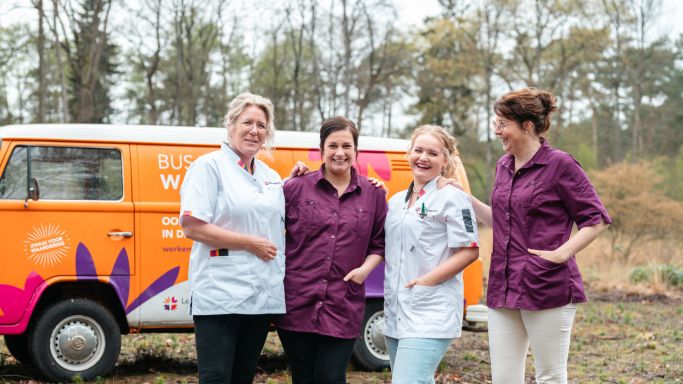 Werving vacature collega's bus vol waardering portret Veluwe zorgjasje verpleeghuiszorg thuiszorg voor christelijke zorgorganisatie Lelie zorggroep Vier vrouwen in zorgjasje voor bus vol waardering