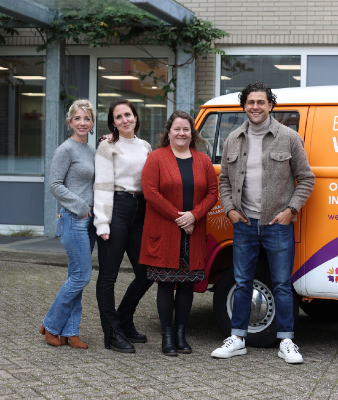 Afdeling werving van Lelie zorggroep bij de bus vol waardering Groepsfoto van het team voor het hoofdkantoor van Lelie zorggroep en de bus van waardering