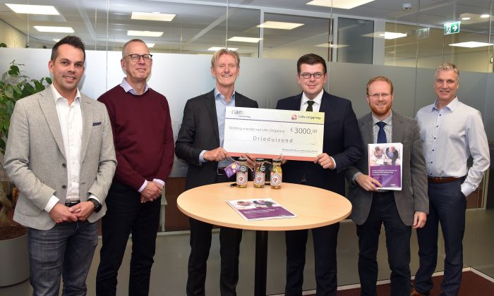 Bedrijfsvriend RAM IT schenkt cheque aan Vrienden van Lelie zorggroep Medewerkers van RAM IT houden cheque ter waarde van 3000 euro vast en geven die aan Lelie zorggroep voor de vriendenstichting