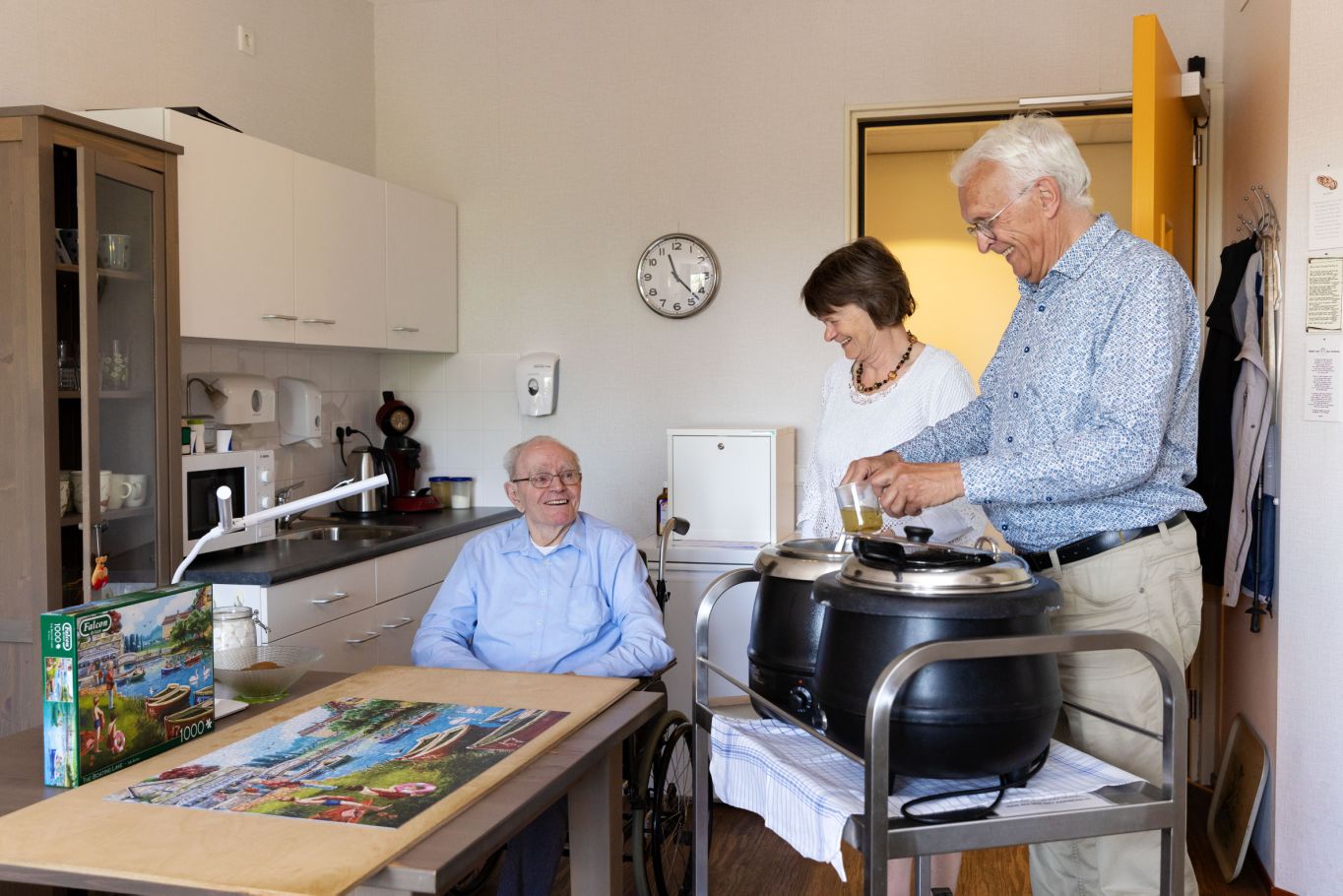 Bewoner Riederborgh vrijwilligers soep inschenken slaapkamer Echtpaar vrijwilligers schenken in de keuken van oudere meneer soep in
