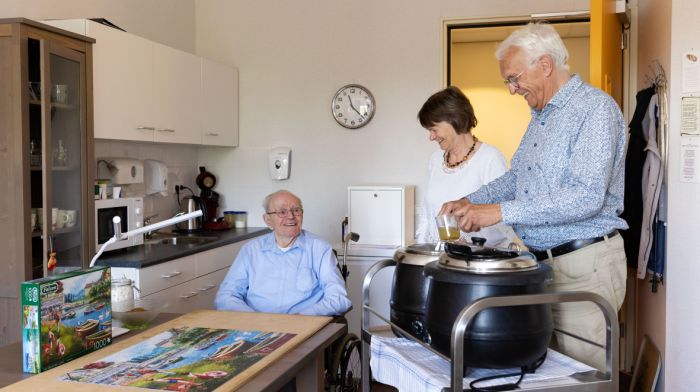 Bewoner Riederborgh vrijwilligers soep inschenken slaapkamer Echtpaar vrijwilligers schenken in de keuken van oudere meneer soep in