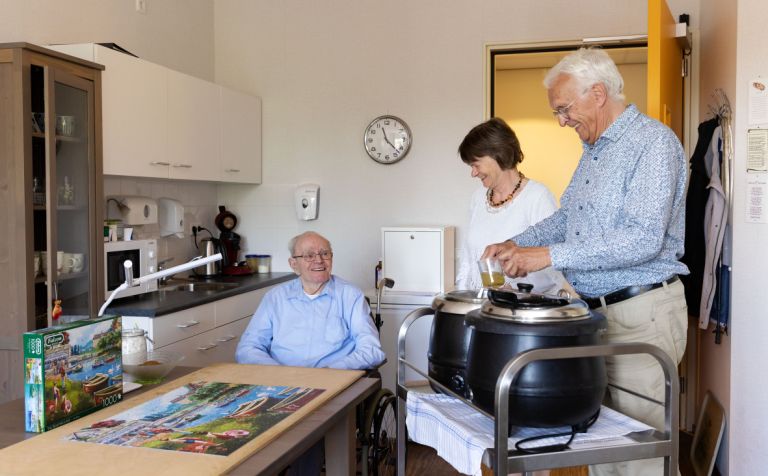 Bewoner Riederborgh vrijwilligers soep inschenken slaapkamer Echtpaar vrijwilligers schenken in de keuken van oudere meneer soep in