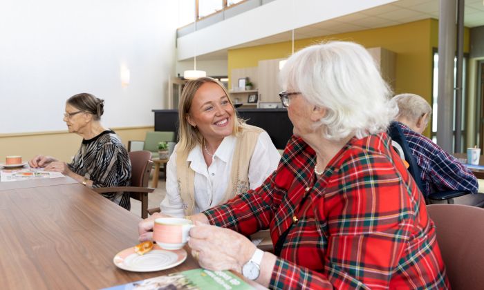 Bewoner kleinkind mantelzorger verpleeghuis vacature welzijn Pniël