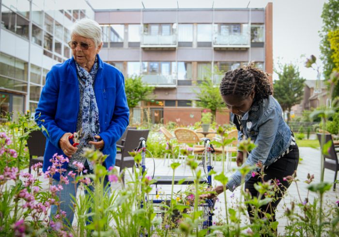 Beleeftuin Pniël Cliënt en medewerker actief in beleeftuin van Pniël
