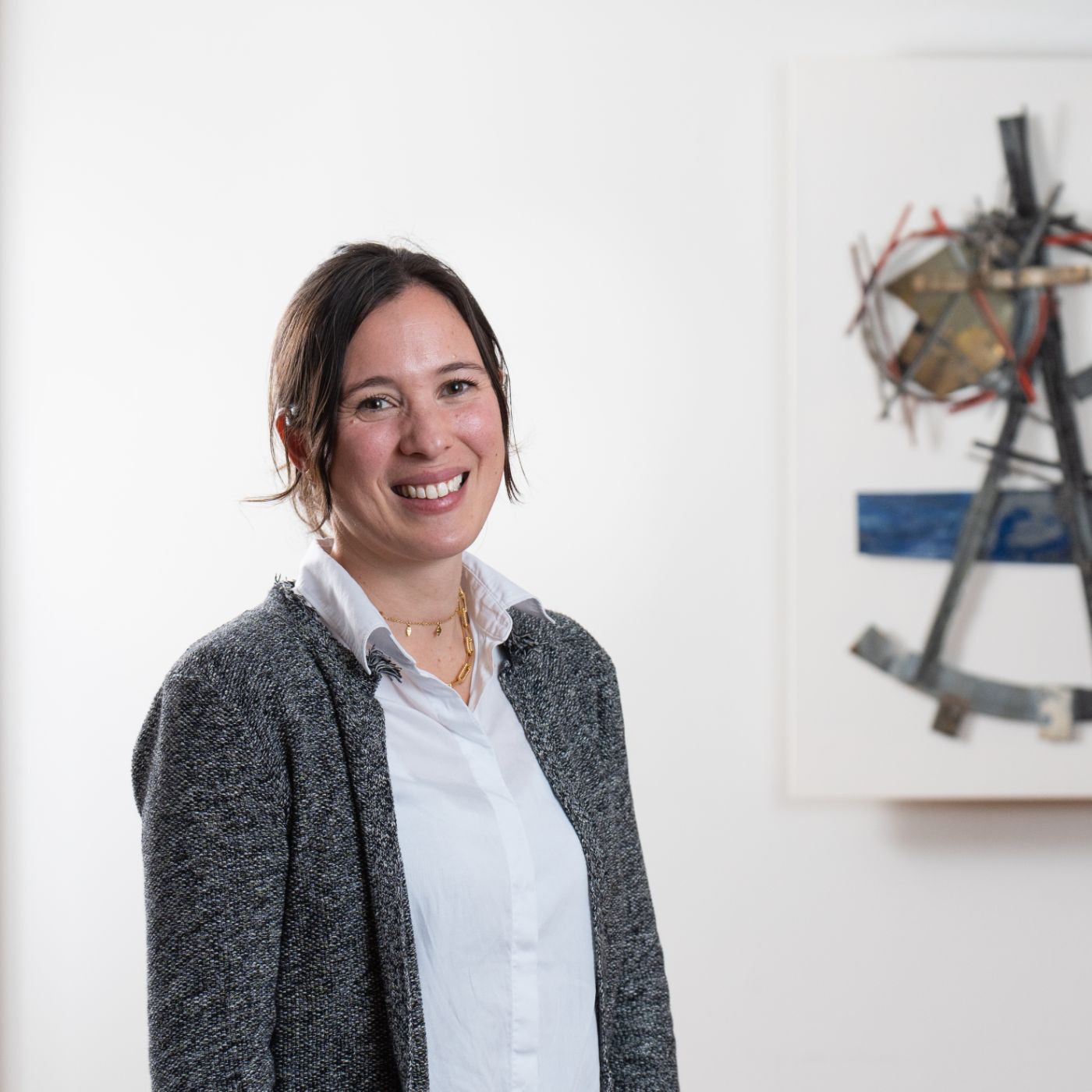 Misha Oey - Onderzoekscommissie Korsakov Expertisecentrum Slingedael Lachend portret van onderzoeker Misha Oey tegen een witte achtergrond onderzoekscommissie Korsakov Expertisecentrum Slingedael