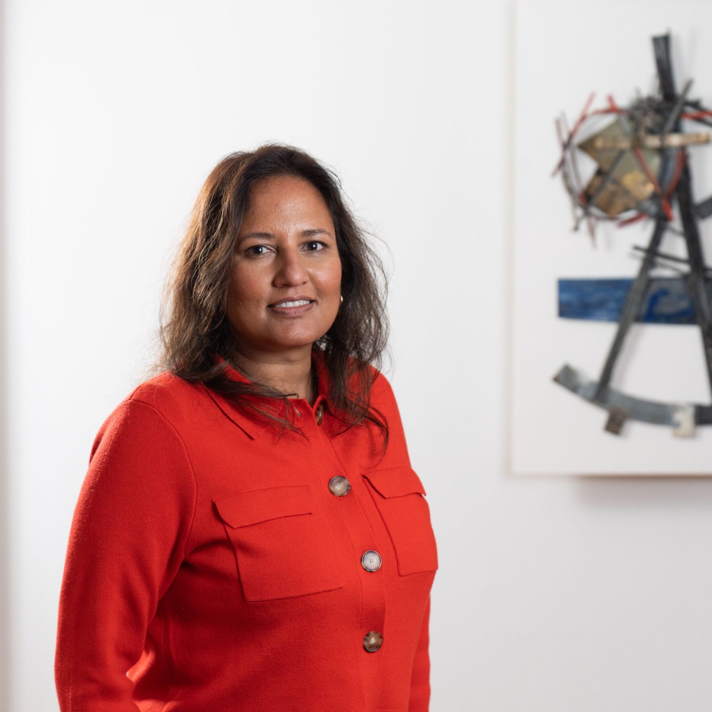 Janice Bidesie - Onderzoekscommissie Korsakov Expertisecentrum Slingedael Lachend portret van arts en onderzoeker Janice Bidesie tegen een witte achtergrond