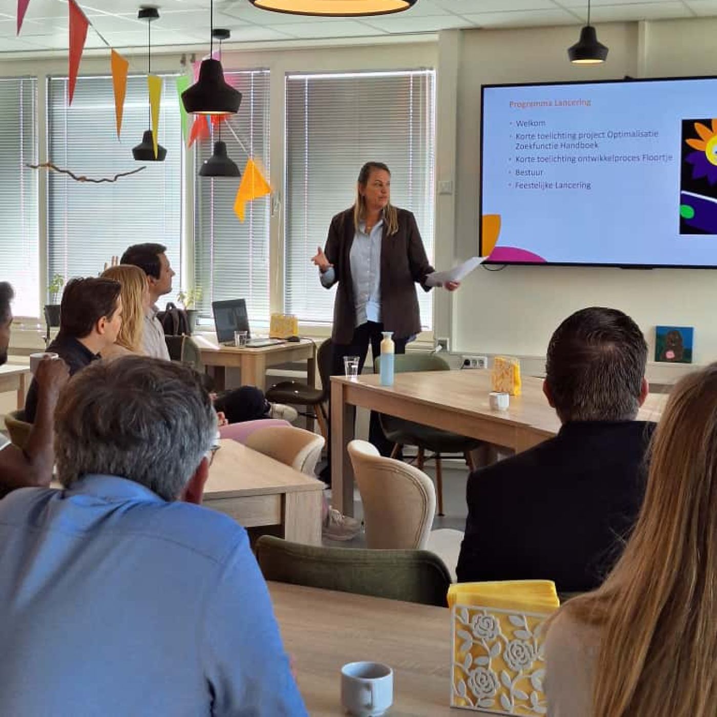 Mevrouw presenteert voor een groep Mevrouw presenteert voor een groep
