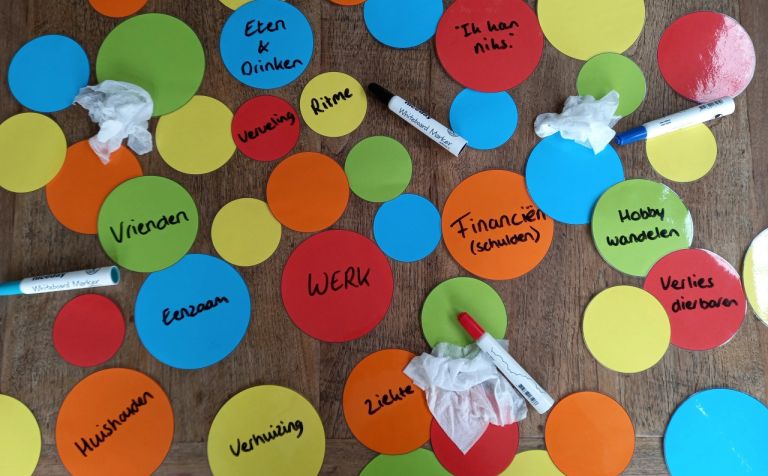 MAM middelen Ronde gekleurde papieren met woorden als creatieve werkvorm in de hulpverlening