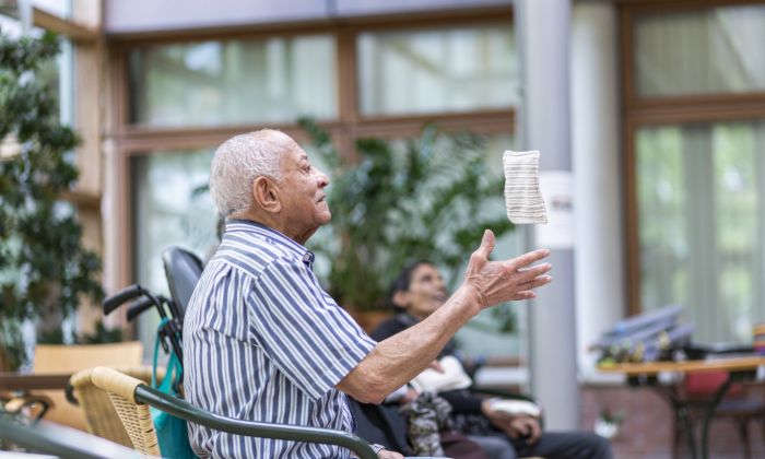 Man gooit pittenzak activiteit Portugese meneer gooit pittenzak in de lucht tijdens activiteit in Christelijk verpleeghuis Pniel in Rotterdam